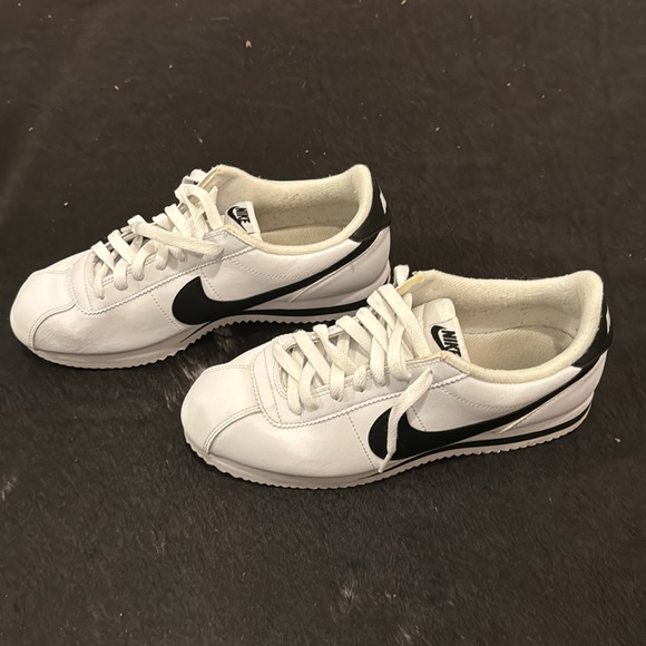 Nike Cortez Black and White leather. Men's 8; Women's 9.5. EUC - Picture 5 of 10